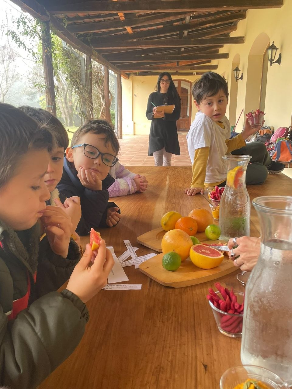 El grupo comparte la mesa: prueba frutas cítricas y explora aguas saborizadas.