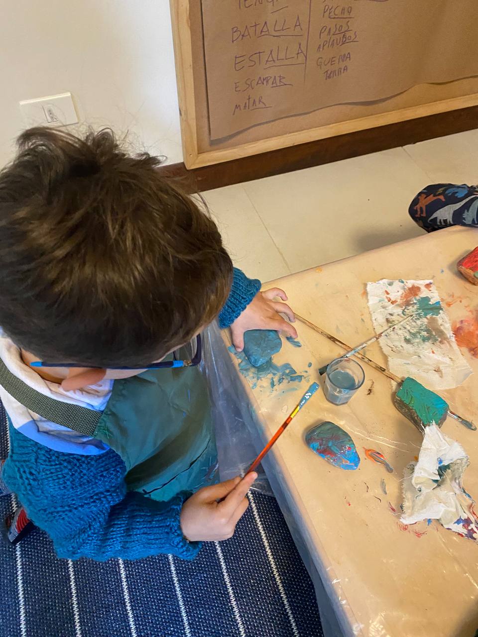 Lili, la lombriz, y las piedras pintadas por los niños.