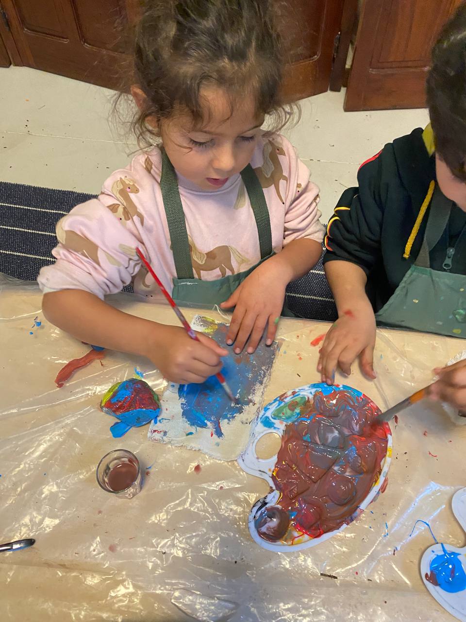 Lili, la lombriz, y las piedras pintadas por los niños.