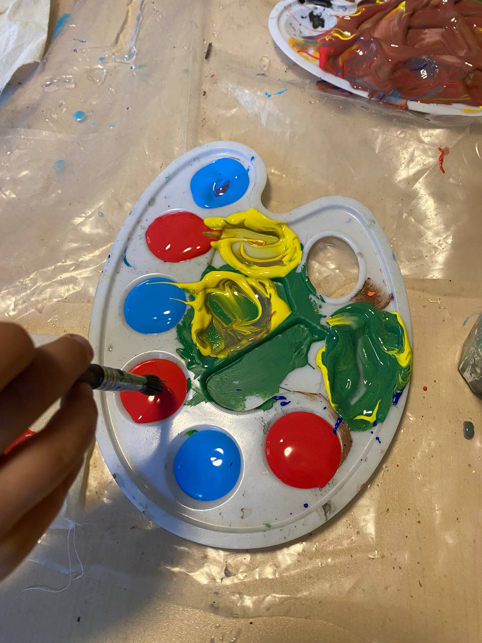Lili, la lombriz, y las piedras pintadas por los niños.
