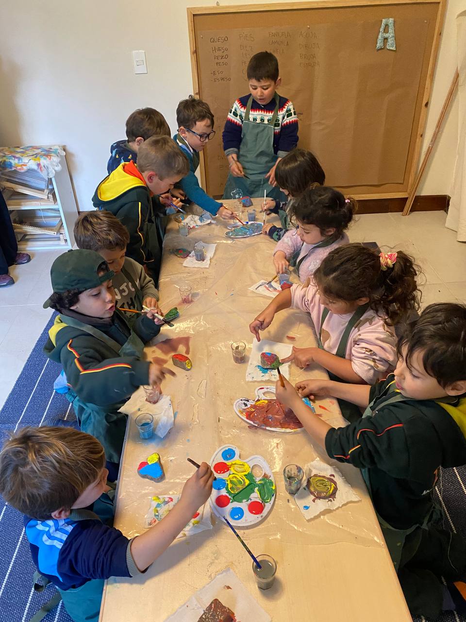 Lili, la lombriz, y las piedras pintadas por los niños.