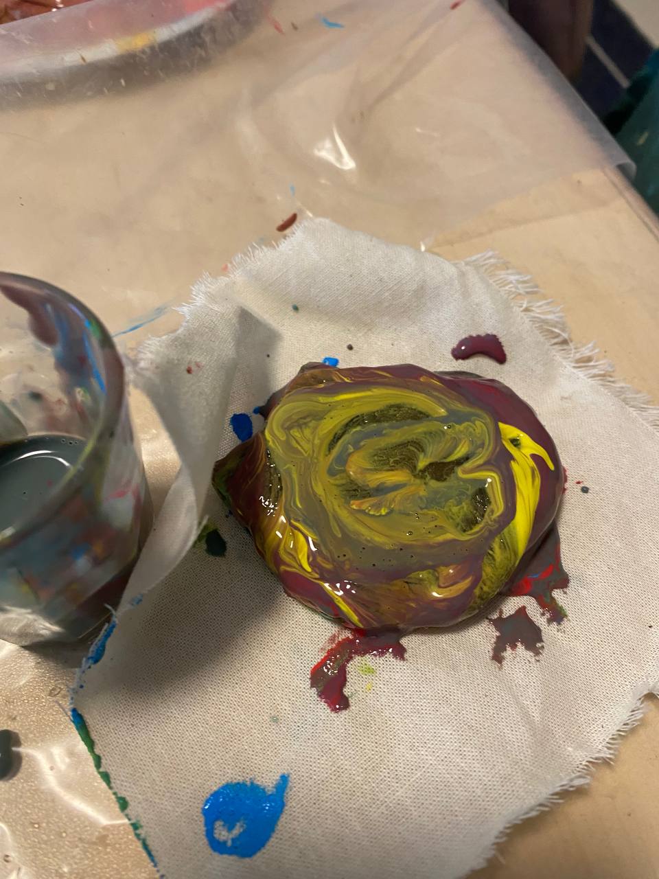 Lili, la lombriz, y las piedras pintadas por los niños.