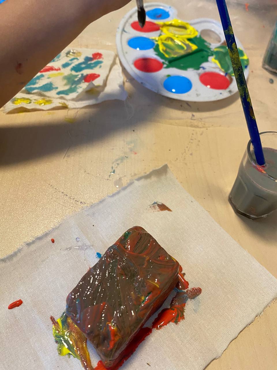 Lili, la lombriz, y las piedras pintadas por los niños.