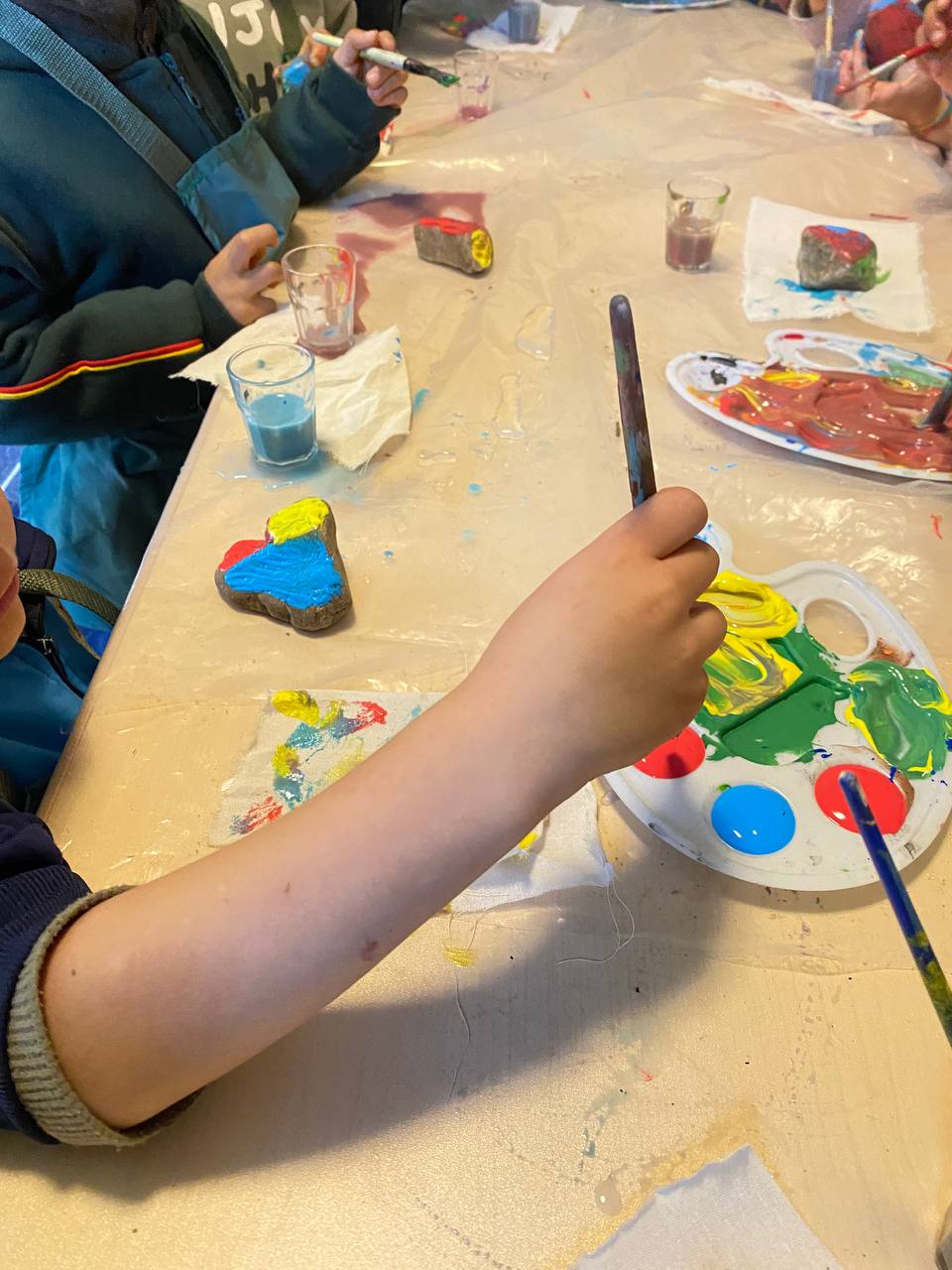 Lili, la lombriz, y las piedras pintadas por los niños.