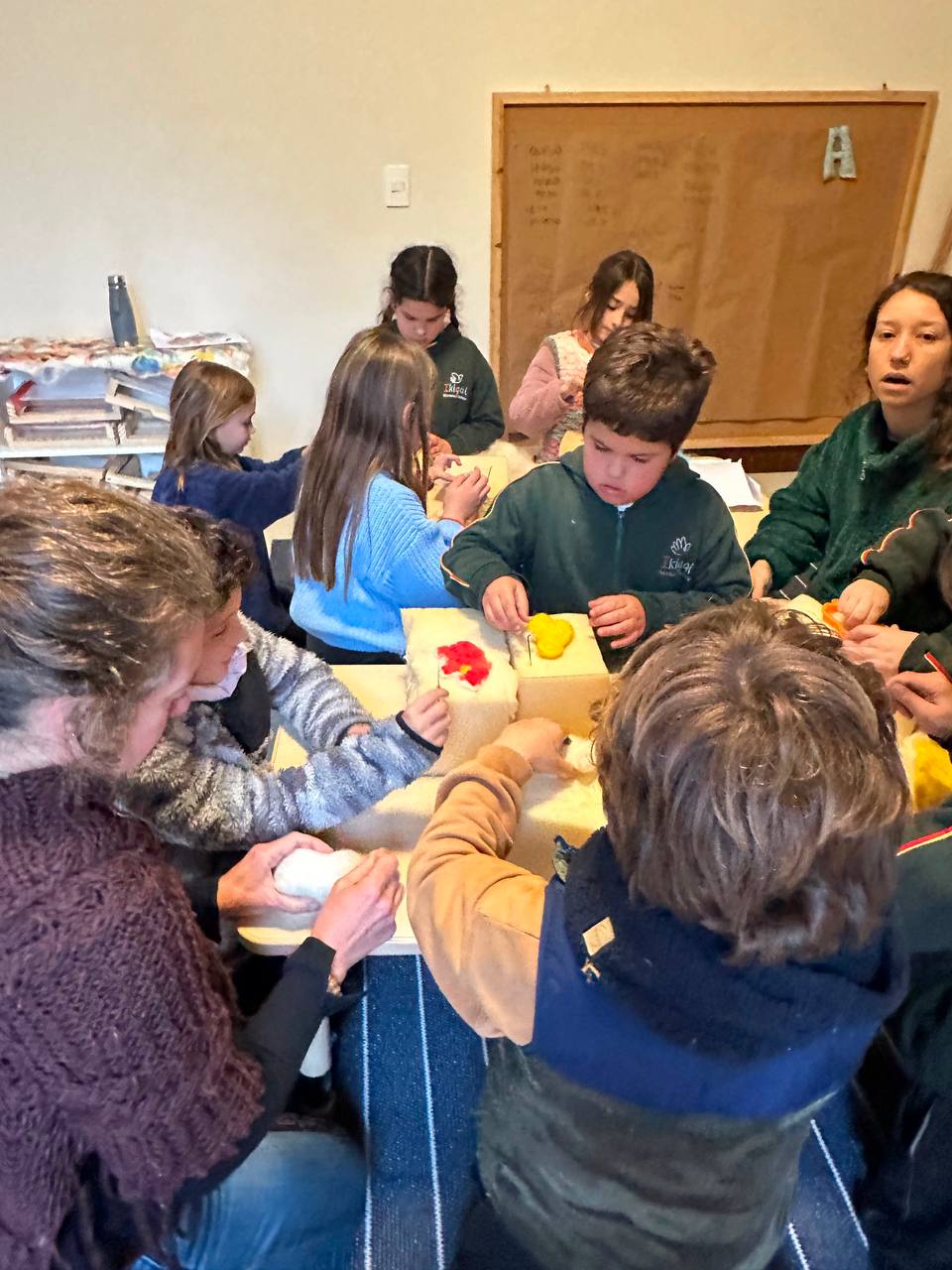 Hoy recibimos un paquete de lana virgen en sobres, con una carta de Lina, la oveja rapera. Nos pidió que cada niño/a llevara lana a su casa y la lavara con un instructivo que venía en el sobre. Luego continuamos con el pinchado que ya veníamos trabajando. Algunos lo terminaron y comenzaron la cabeza del títere que vamos a crear.