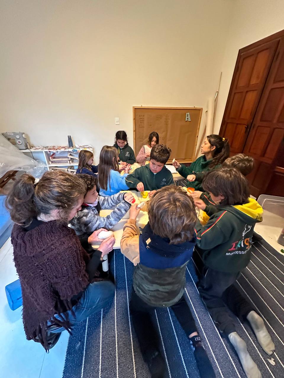 Hoy recibimos un paquete de lana virgen en sobres, con una carta de Lina, la oveja rapera. Nos pidió que cada niño/a llevara lana a su casa y la lavara con un instructivo que venía en el sobre. Luego continuamos con el pinchado que ya veníamos trabajando. Algunos lo terminaron y comenzaron la cabeza del títere que vamos a crear.