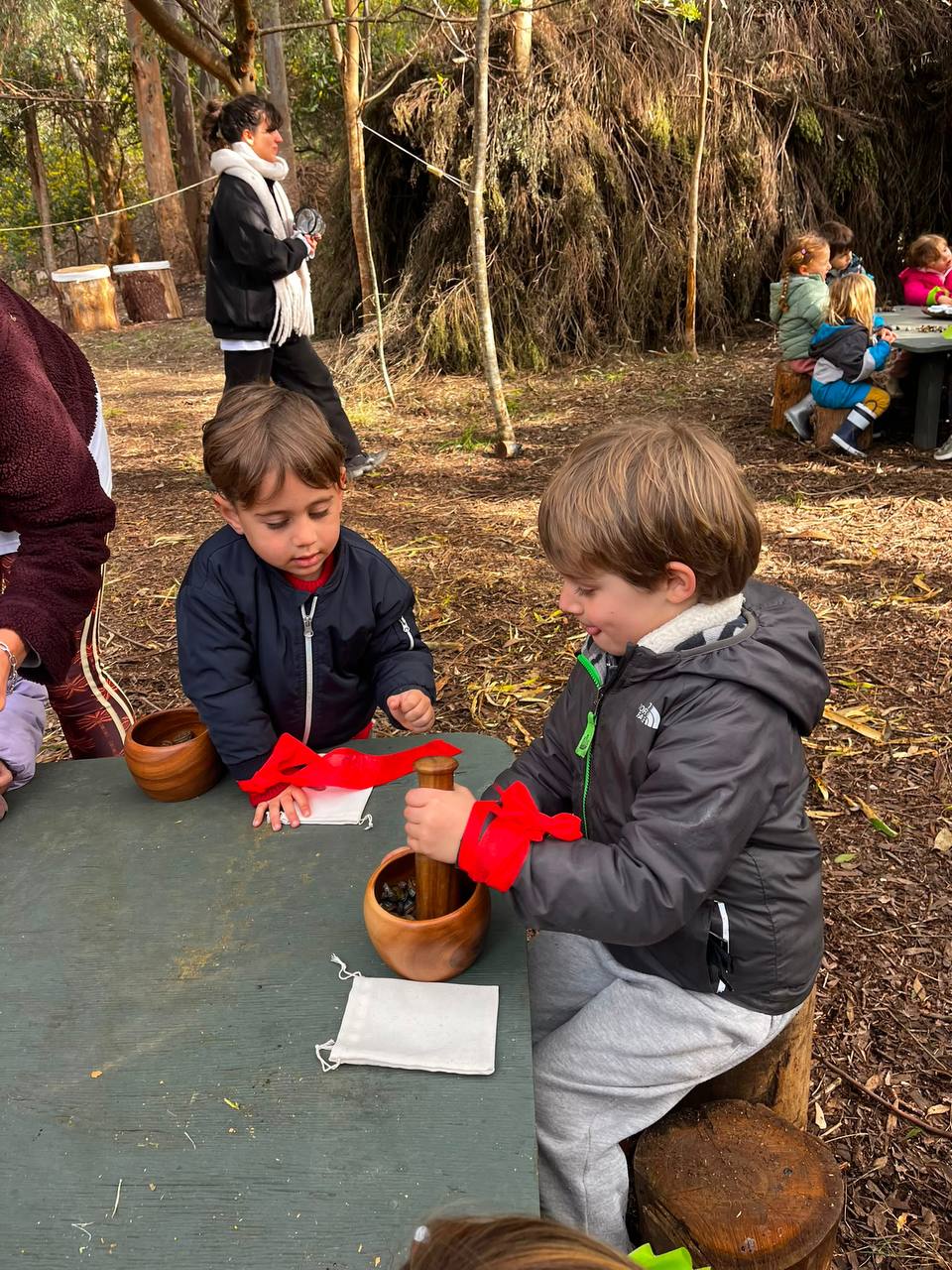 Niños observando la Bitácora del Bosque