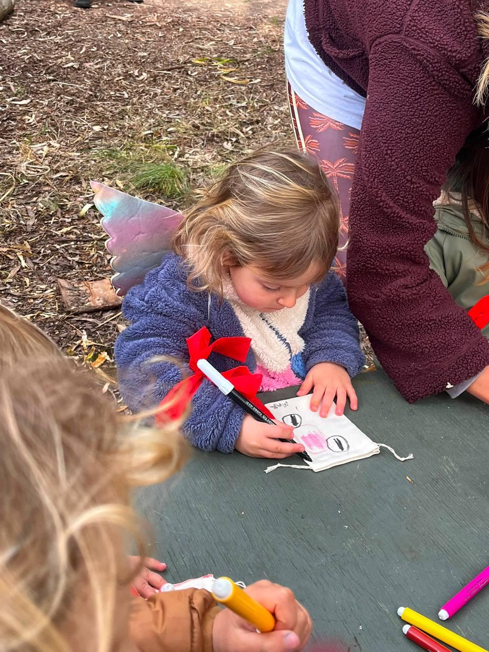 Niños machacando coquitos de eucalipto en morteros