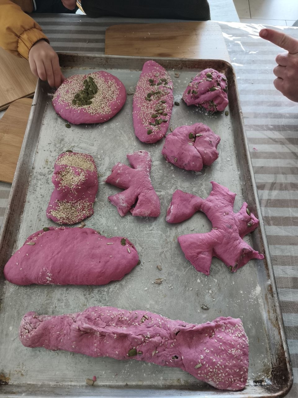 Pancitos caseros de remolacha con semillas: amasado, elección de formas y decoración.