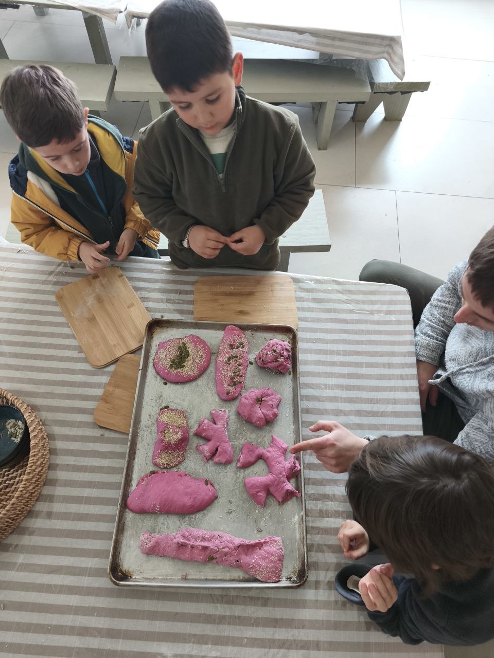 Pancitos caseros de remolacha con semillas: amasado, elección de formas y decoración.
