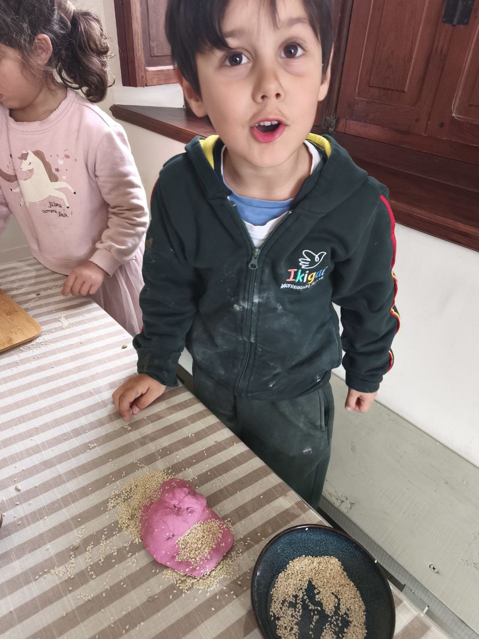 Pancitos caseros de remolacha con semillas: amasado, elección de formas y decoración.