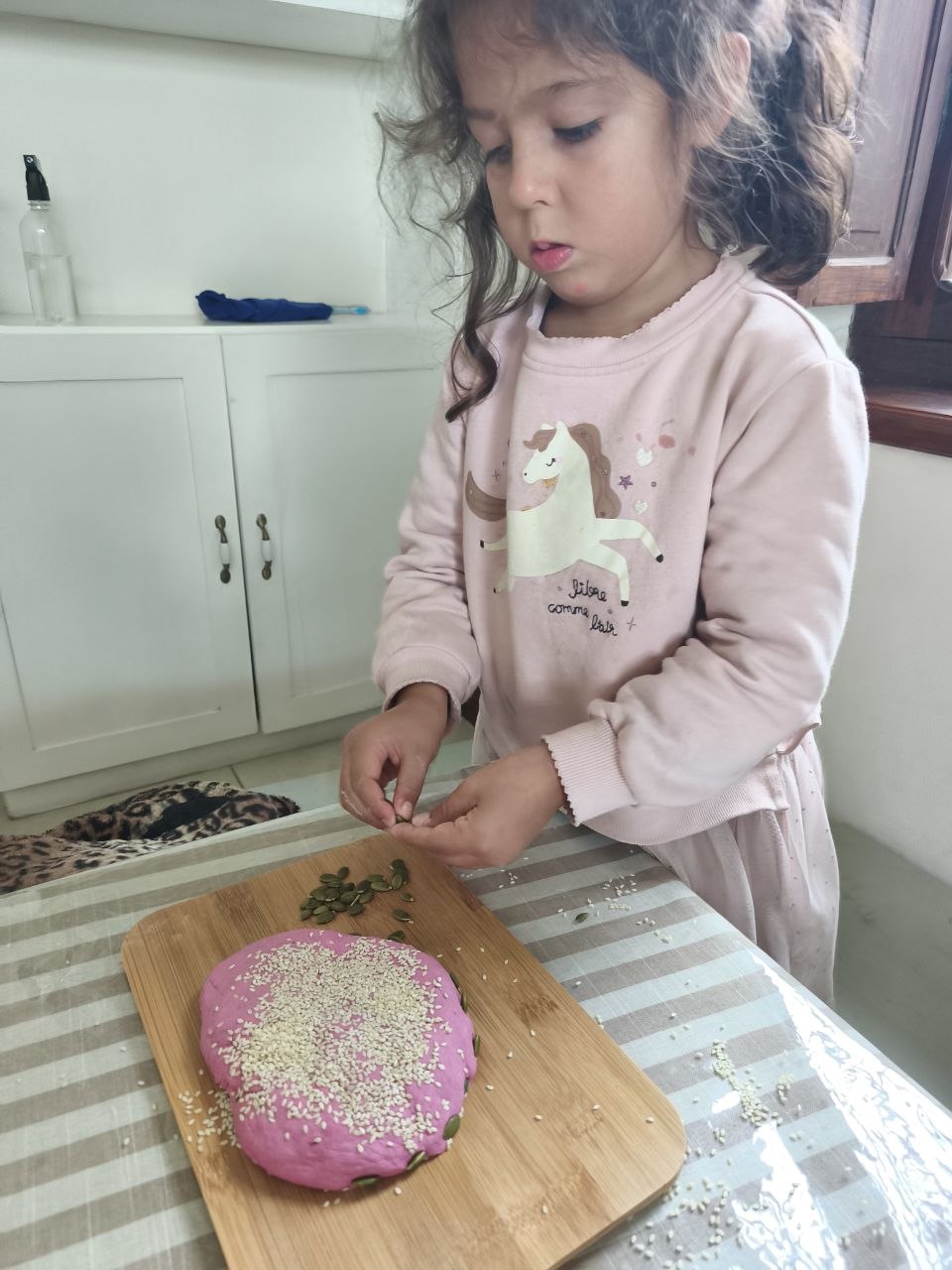 Pancitos caseros de remolacha con semillas: amasado, elección de formas y decoración.