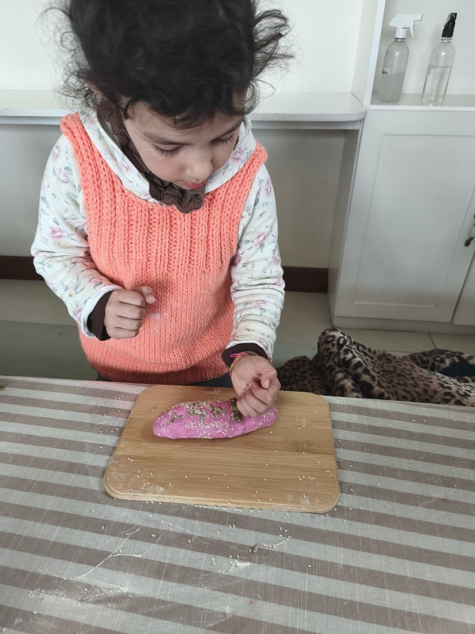 Pancitos caseros de remolacha con semillas: amasado, elección de formas y decoración.