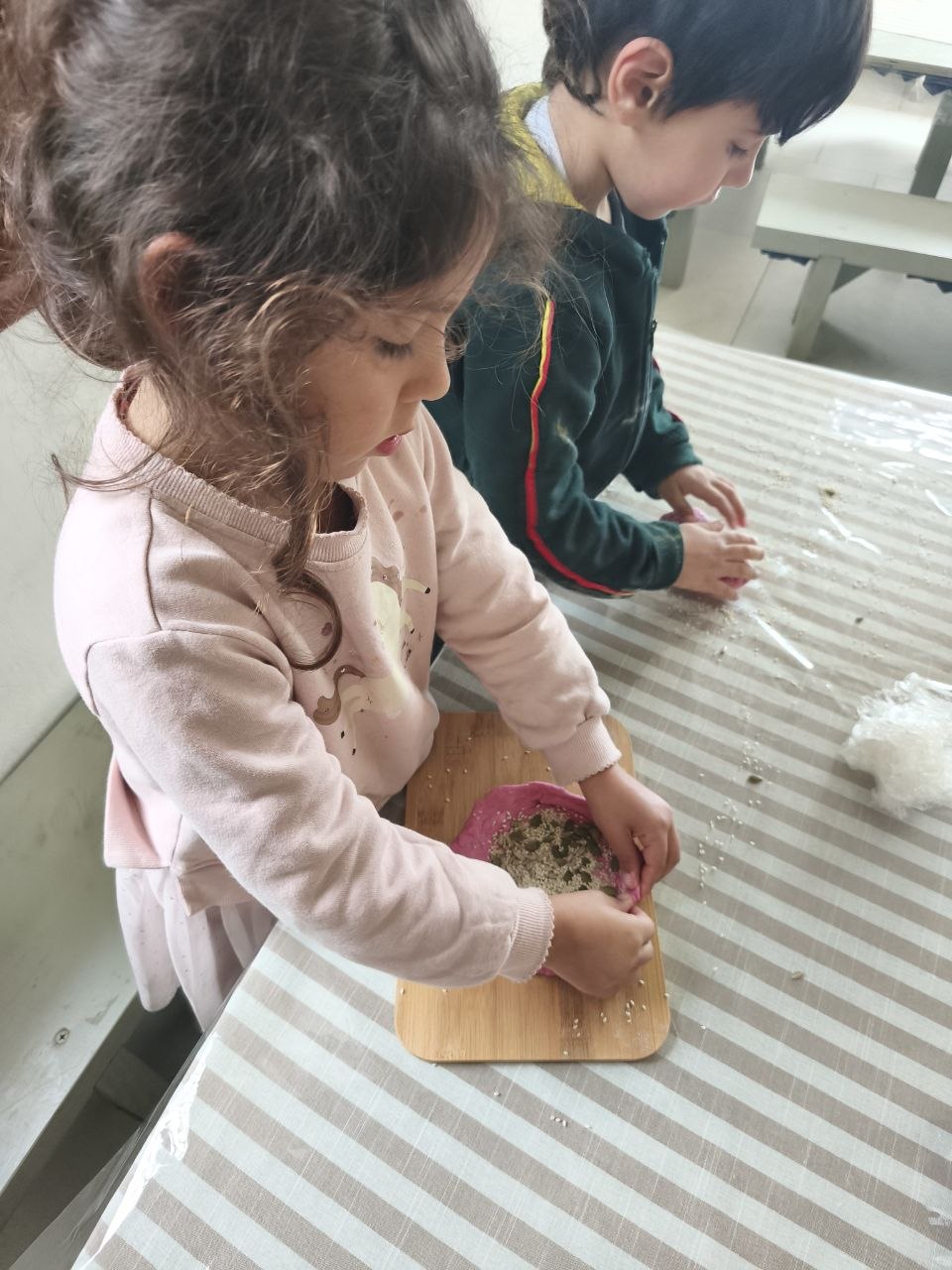 Pancitos caseros de remolacha con semillas: amasado, elección de formas y decoración.