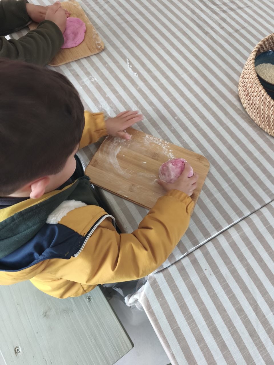Pancitos caseros de remolacha con semillas: amasado, elección de formas y decoración.
