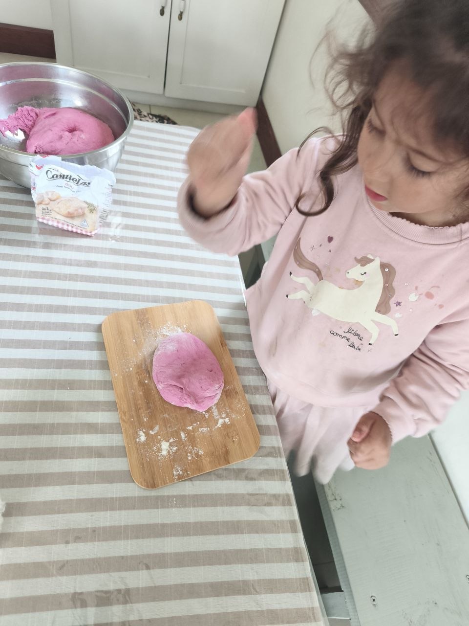 Pancitos caseros de remolacha con semillas: amasado, elección de formas y decoración.