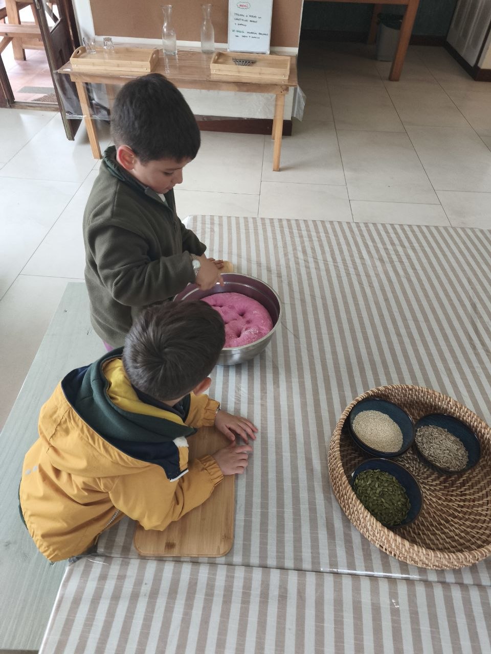 Pancitos caseros de remolacha con semillas: amasado, elección de formas y decoración.