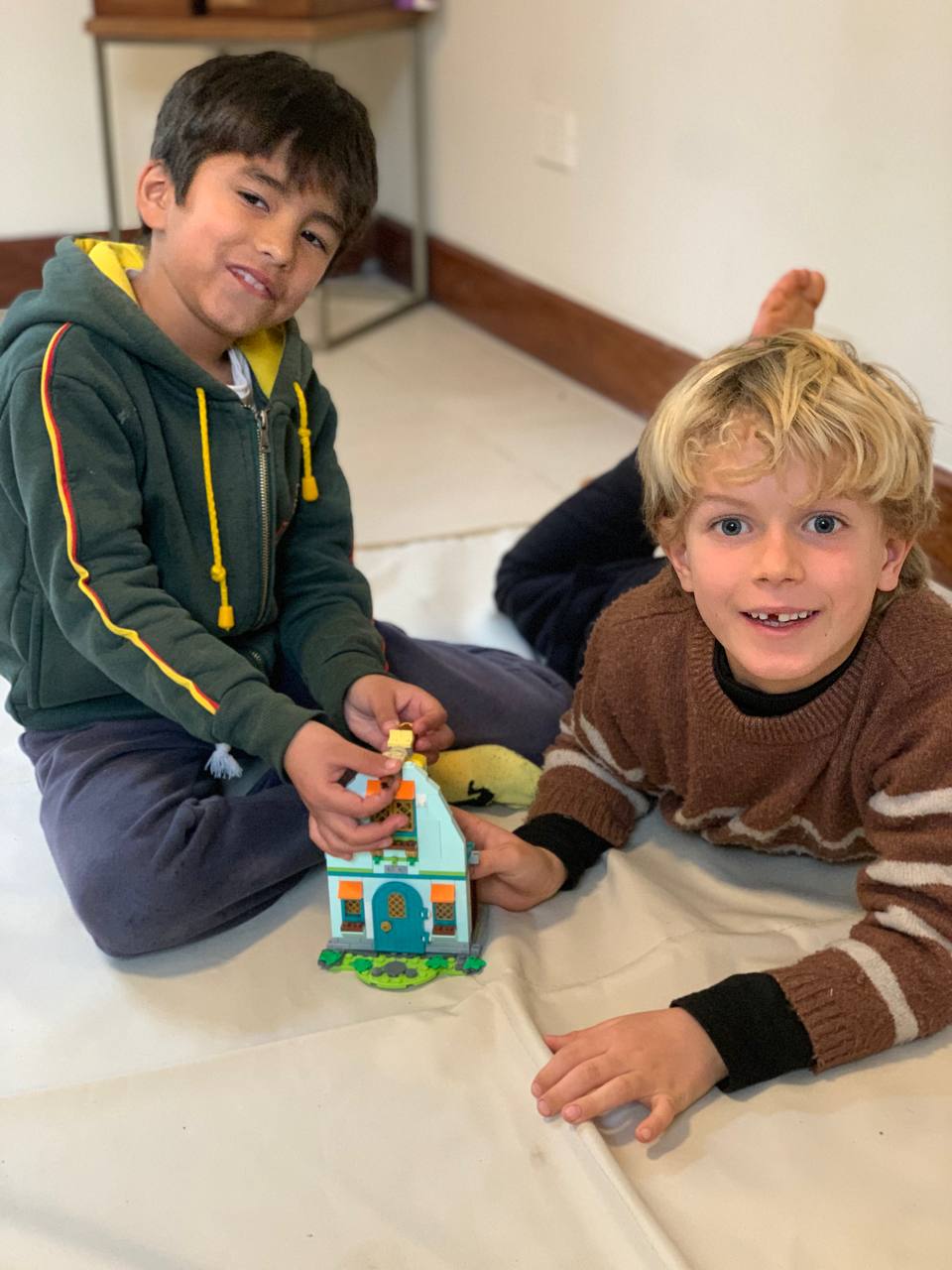 Los niños trabajaron en parejas y equipos, mostrando el avance de sus construcciones con LEGO.