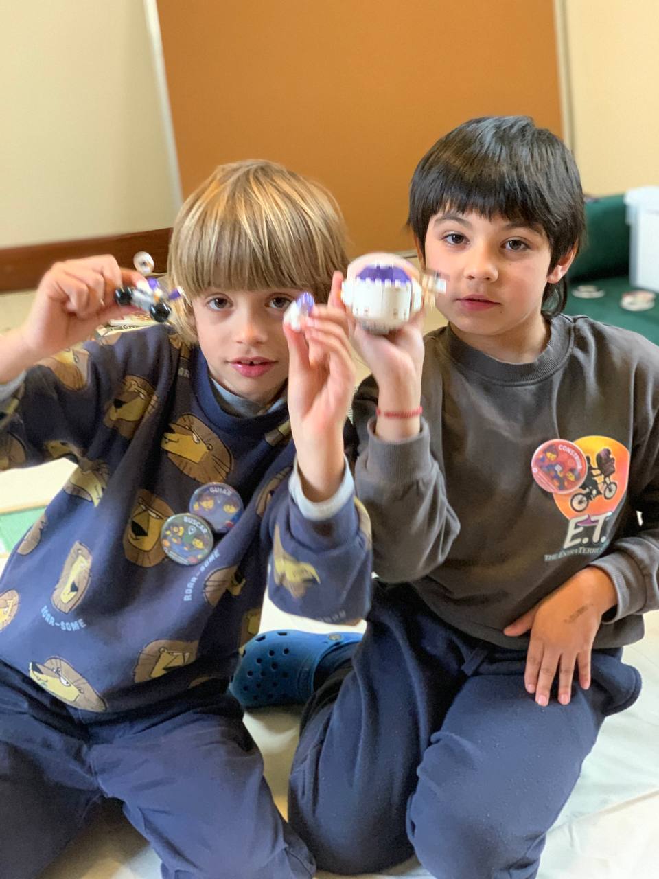 Los niños trabajaron en parejas y equipos, mostrando el avance de sus construcciones con LEGO.