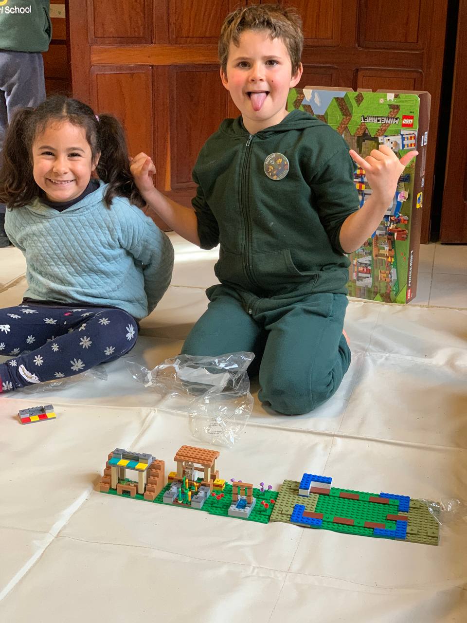 Los niños trabajaron en parejas y equipos, mostrando el avance de sus construcciones con LEGO.