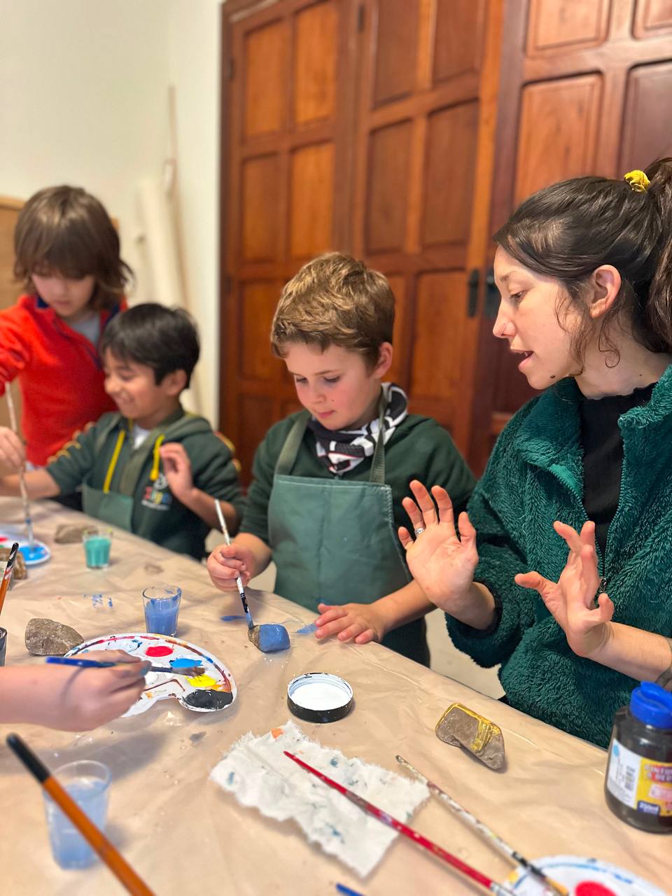 Hoy, Lili la lombriz, en las profundidades, se topó con muchas piedras que le impedían continuar su camino. Fue sacando, con ayuda de su amigo el bichito de luz, una a una las piedras. Una para cada niño. Les pidió que las pintaran para que fueran más alegres.