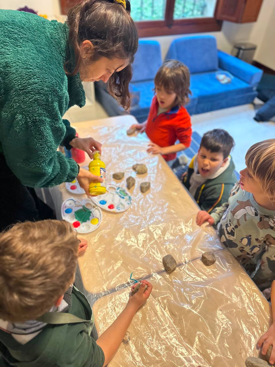 Hoy, Lili la lombriz, en las profundidades, se topó con muchas piedras que le impedían continuar su camino. Fue sacando, con ayuda de su amigo el bichito de luz, una a una las piedras. Una para cada niño. Les pidió que las pintaran para que fueran más alegres.