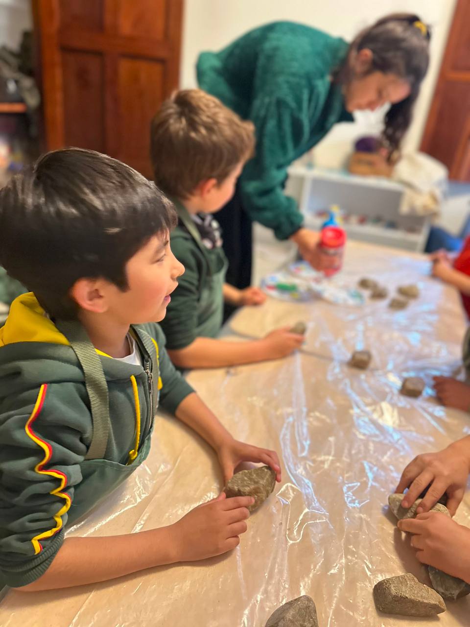 Hoy, Lili la lombriz, en las profundidades, se topó con muchas piedras que le impedían continuar su camino. Fue sacando, con ayuda de su amigo el bichito de luz, una a una las piedras. Una para cada niño. Les pidió que las pintaran para que fueran más alegres.