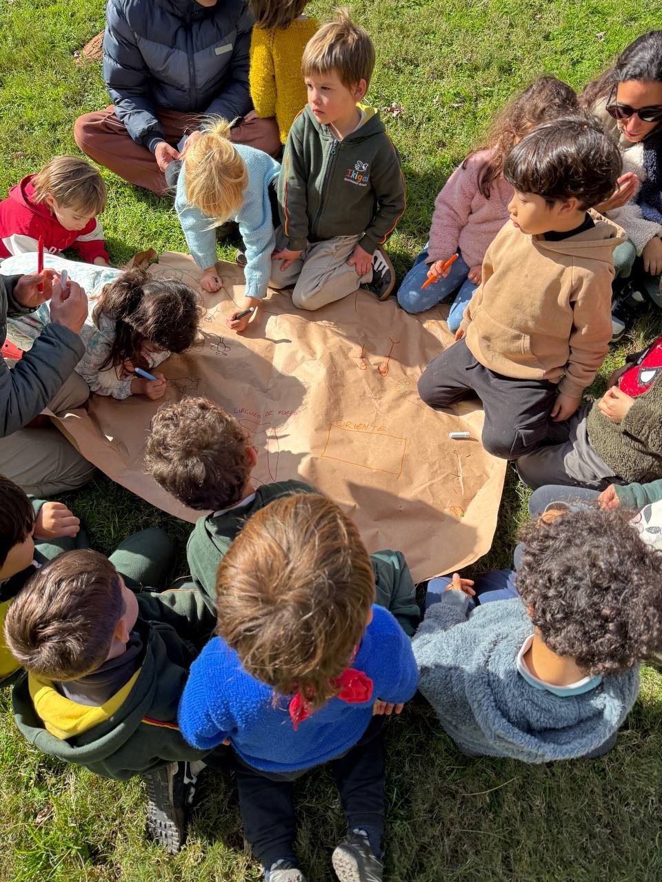 Juego de orientación y exploración con lupas cerca del humedal.