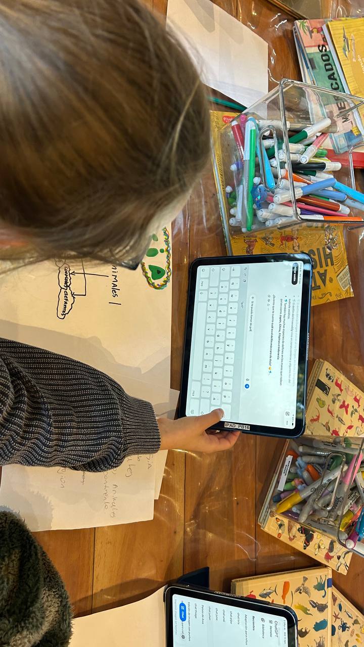 Registro visual de la investigación sobre países y continentes: búsqueda con libros y ChatGPT, elaboración de dibujos y mapas, y encuentro grupal al aire libre.
