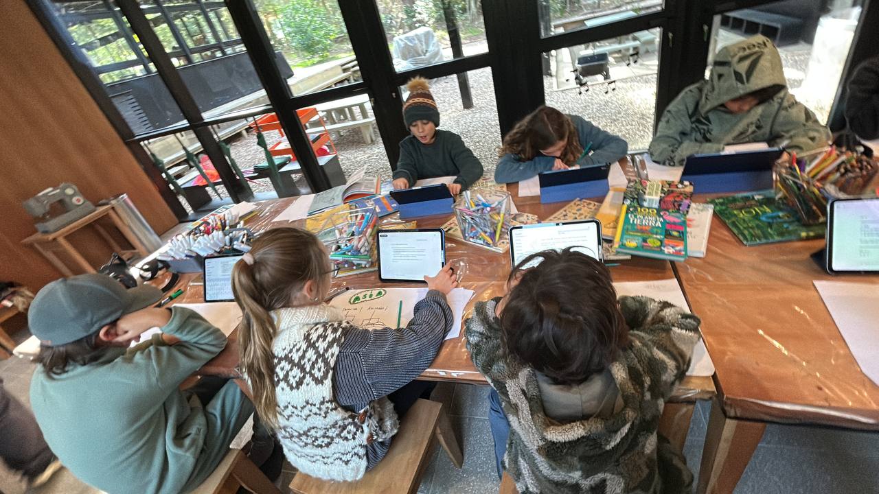 Registro visual de la investigación sobre países y continentes: búsqueda con libros y ChatGPT, elaboración de dibujos y mapas, y encuentro grupal al aire libre.
