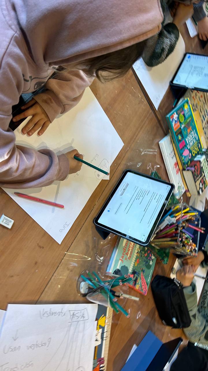 Registro visual de la investigación sobre países y continentes: búsqueda con libros y ChatGPT, elaboración de dibujos y mapas, y encuentro grupal al aire libre.