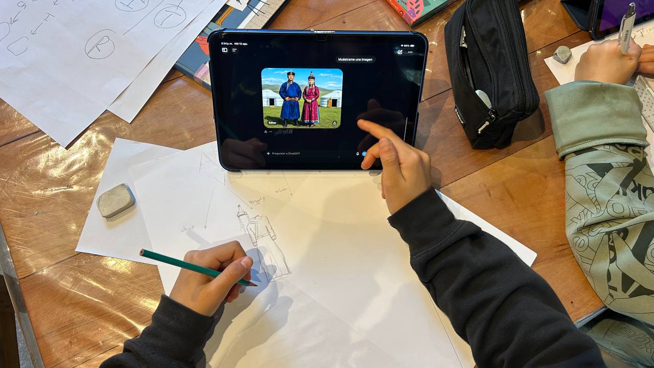 Registro visual de la investigación sobre países y continentes: búsqueda con libros y ChatGPT, elaboración de dibujos y mapas, y encuentro grupal al aire libre.
