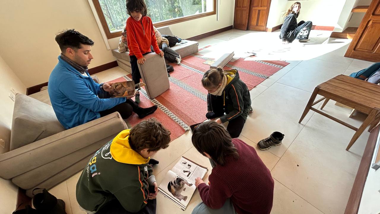 Registro visual de la investigación sobre países y continentes: búsqueda con libros y ChatGPT, elaboración de dibujos y mapas, y encuentro grupal al aire libre.