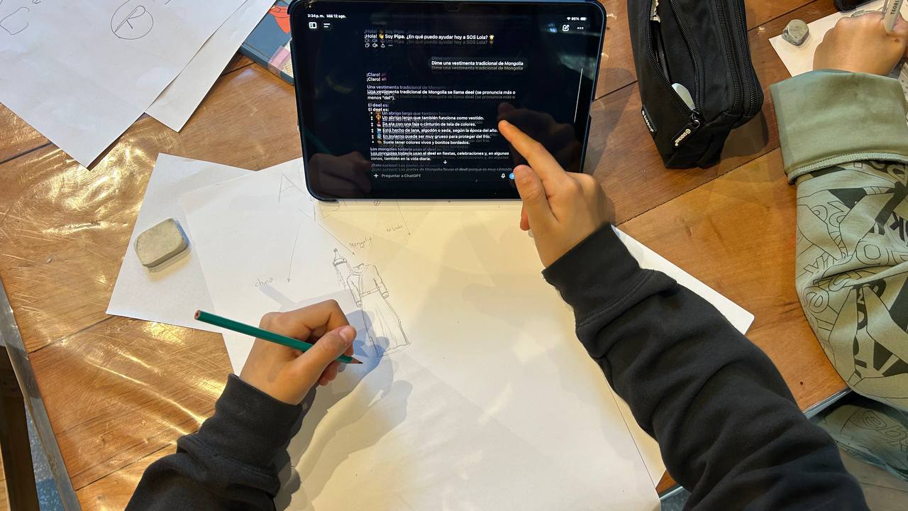 Registro visual de la investigación sobre países y continentes: búsqueda con libros y ChatGPT, elaboración de dibujos y mapas, y encuentro grupal al aire libre.