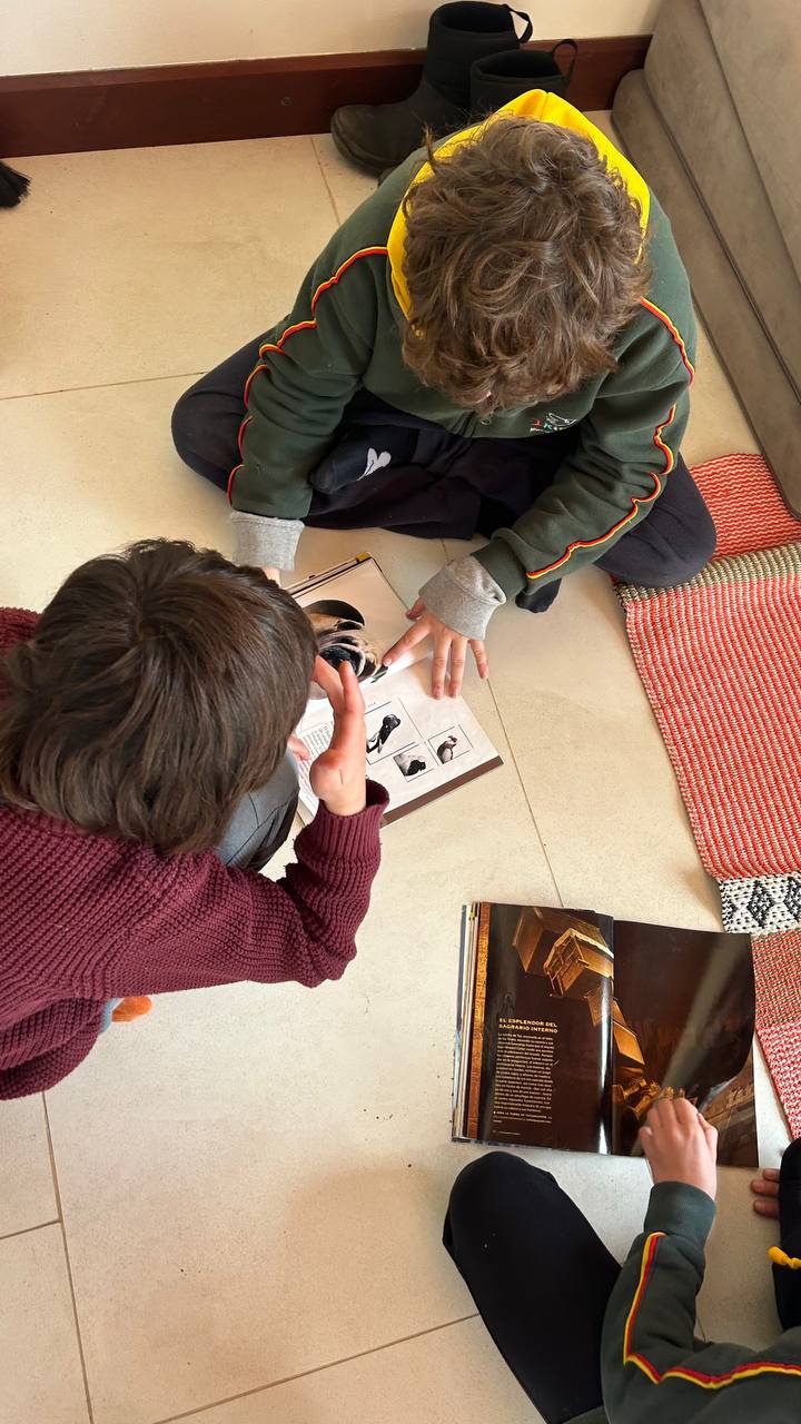 Registro visual de la investigación sobre países y continentes: búsqueda con libros y ChatGPT, elaboración de dibujos y mapas, y encuentro grupal al aire libre.
