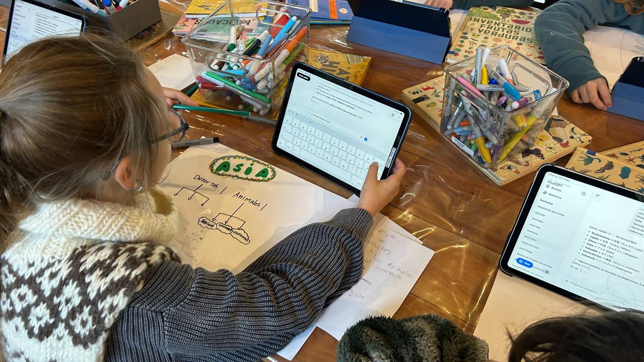 Registro visual de la investigación sobre países y continentes: búsqueda con libros y ChatGPT, elaboración de dibujos y mapas, y encuentro grupal al aire libre.