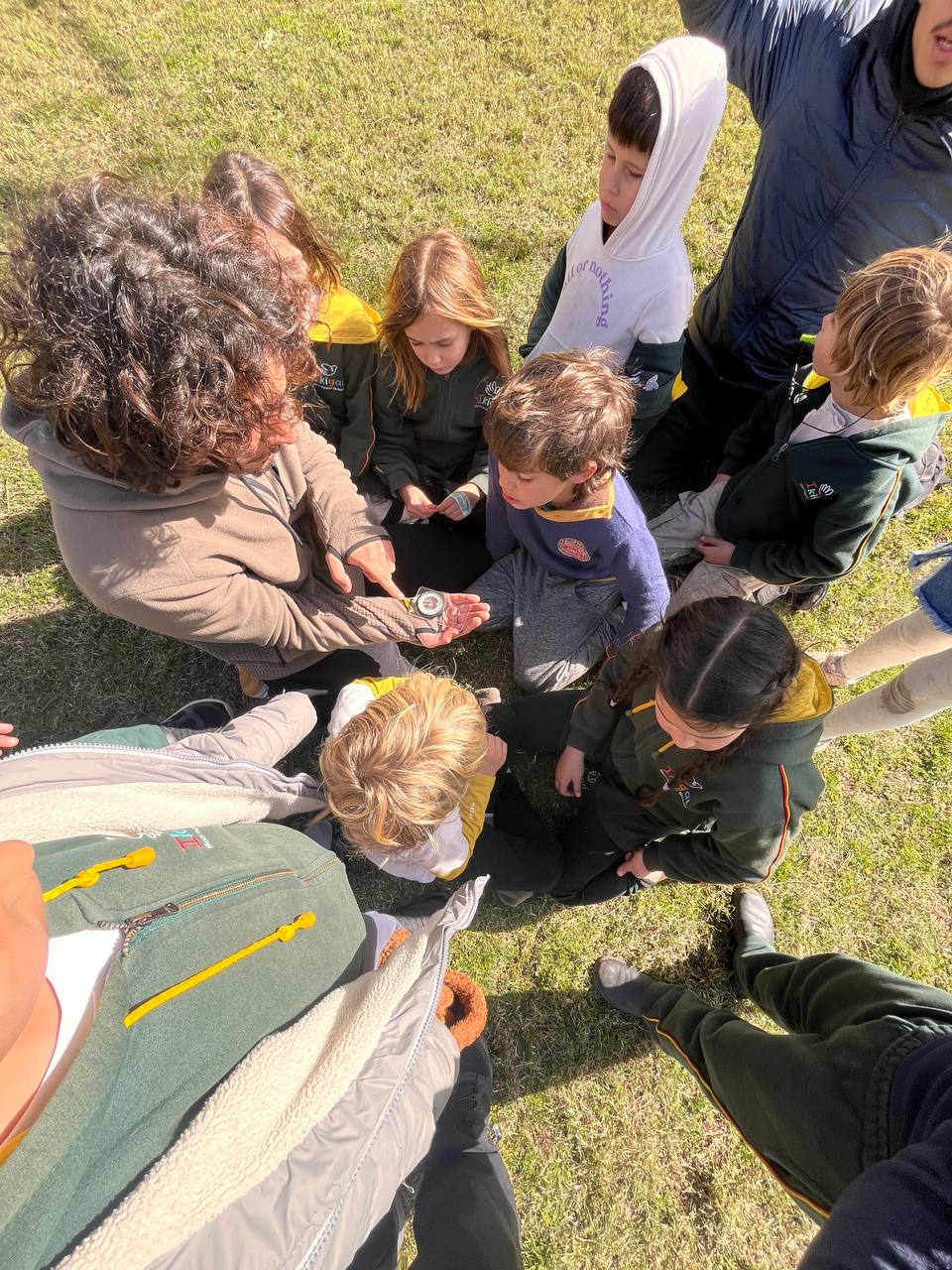 Exploración de orientación y recorrida por el Arboretum: uso de brújula, observación de la naturaleza y desplazamiento grupal.
