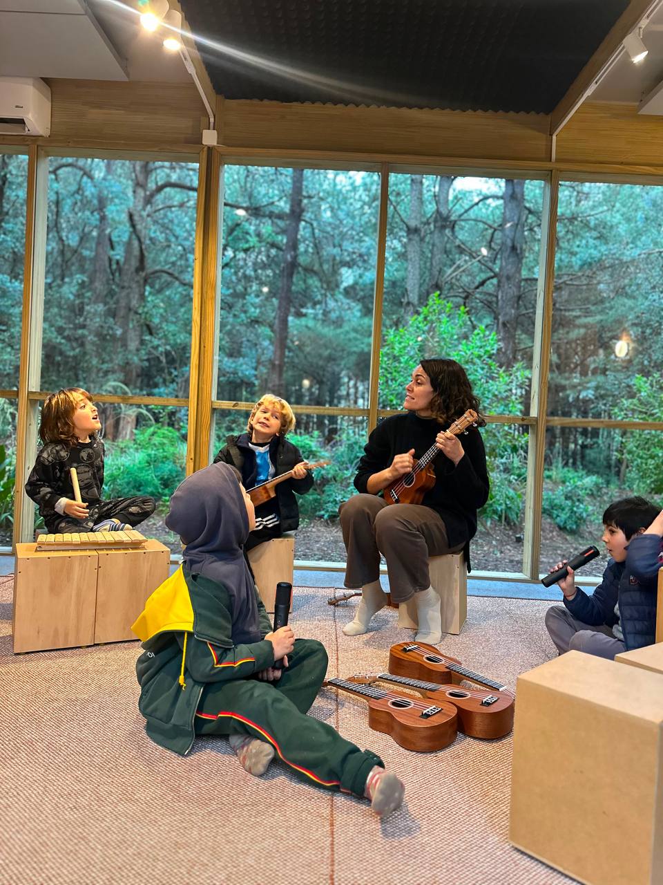 Actividad realizada con Taller 1B: canto grupal con ukeleles, xilófono y micrófonos.