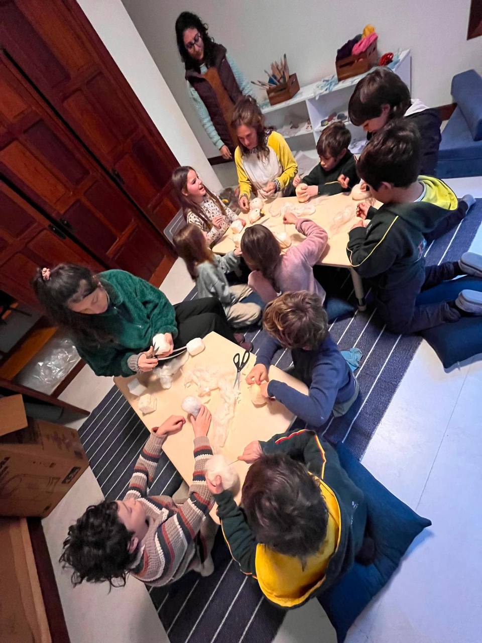En este encuentro comenzamos a confeccionar la cabeza de nuestro títere con la técnica que veníamos practicando: fieltro agujado. Lo hicimos mientras también conversábamos y avanzamos mucho.