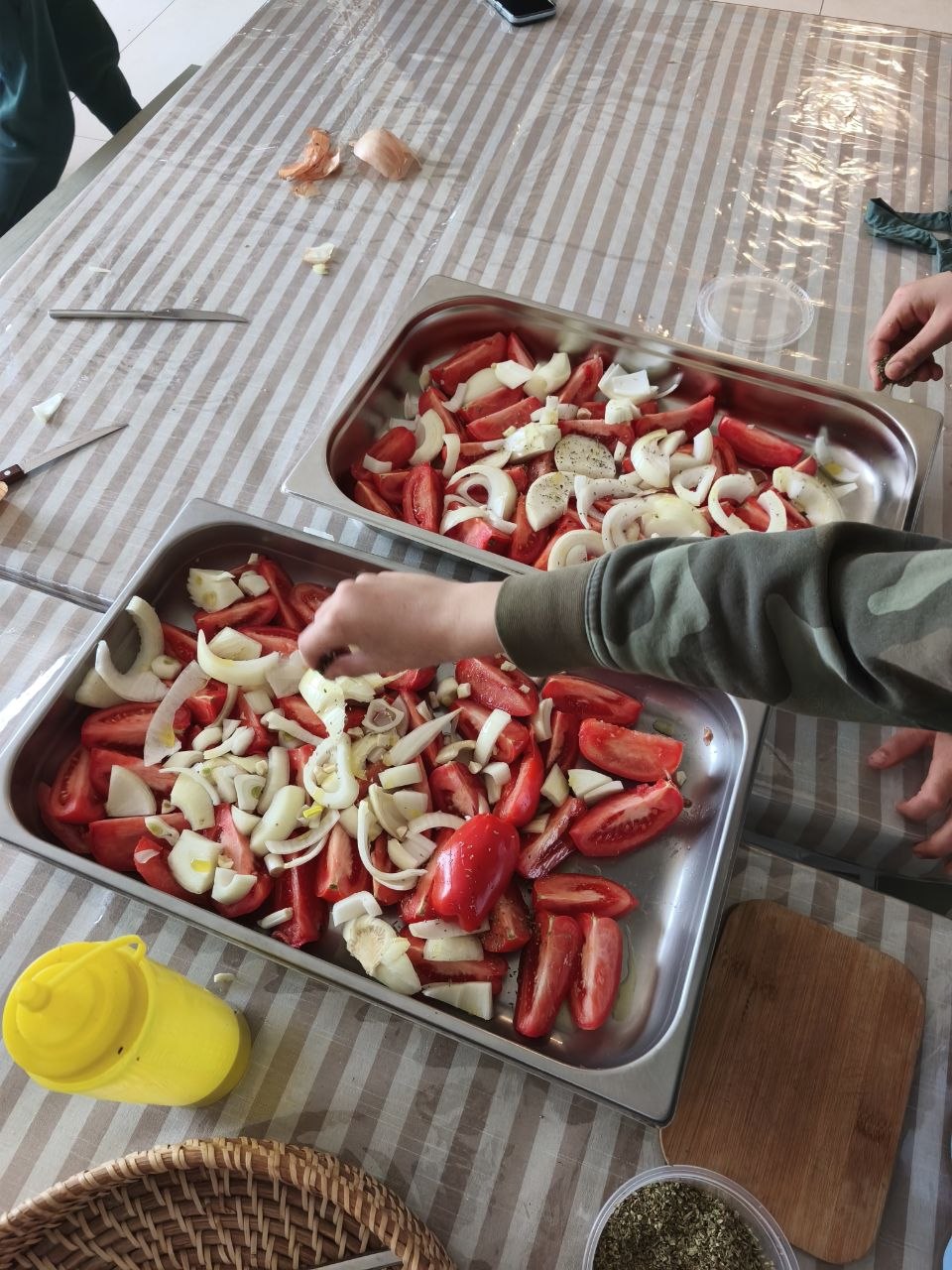Preparación colectiva de salsa italiana: corte y organización de tomate, cebolla y ajo; condimentos, cocción y trabajo en equipo.