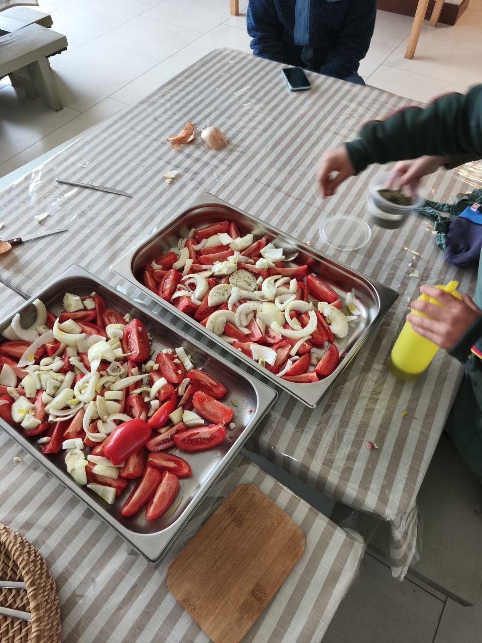 Preparación colectiva de salsa italiana: corte y organización de tomate, cebolla y ajo; condimentos, cocción y trabajo en equipo.