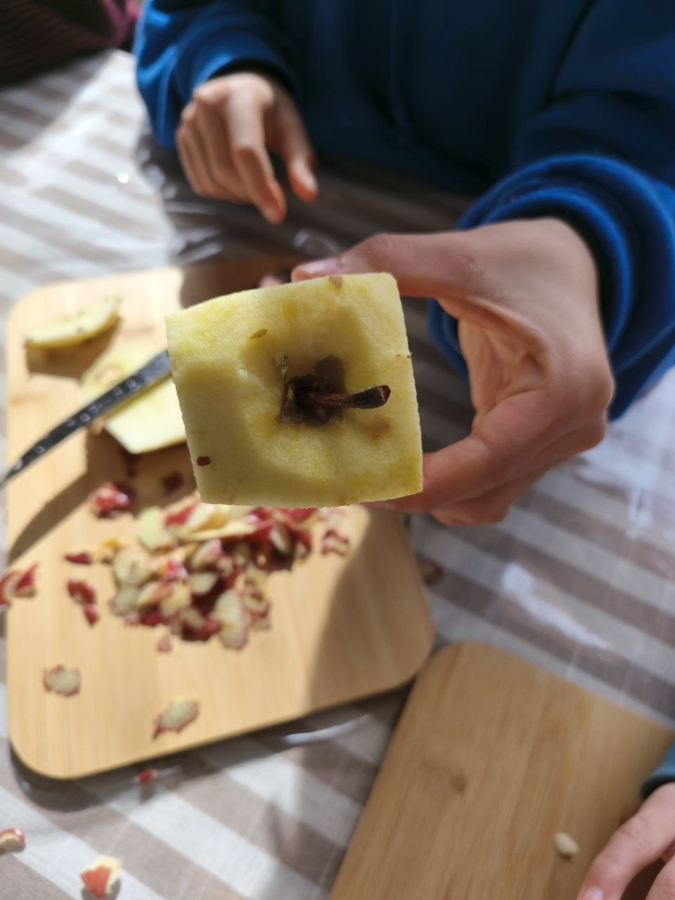 Registro fotográfico de la elaboración de mermelada de manzana y nueces.