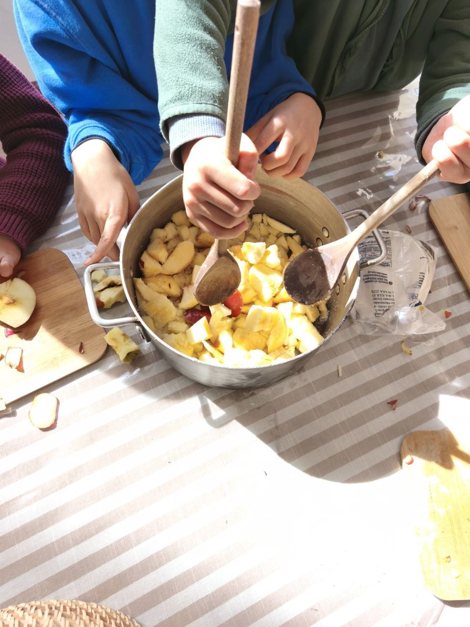 Registro fotográfico de la elaboración de mermelada de manzana y nueces.