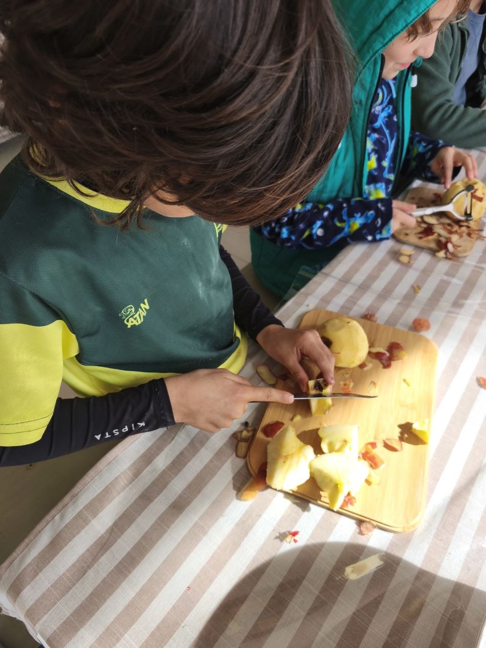 Registro fotográfico de la elaboración de mermelada de manzana y nueces.