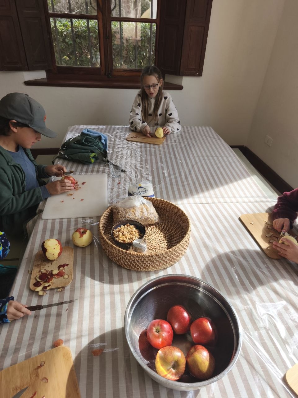 Registro fotográfico de la elaboración de mermelada de manzana y nueces.