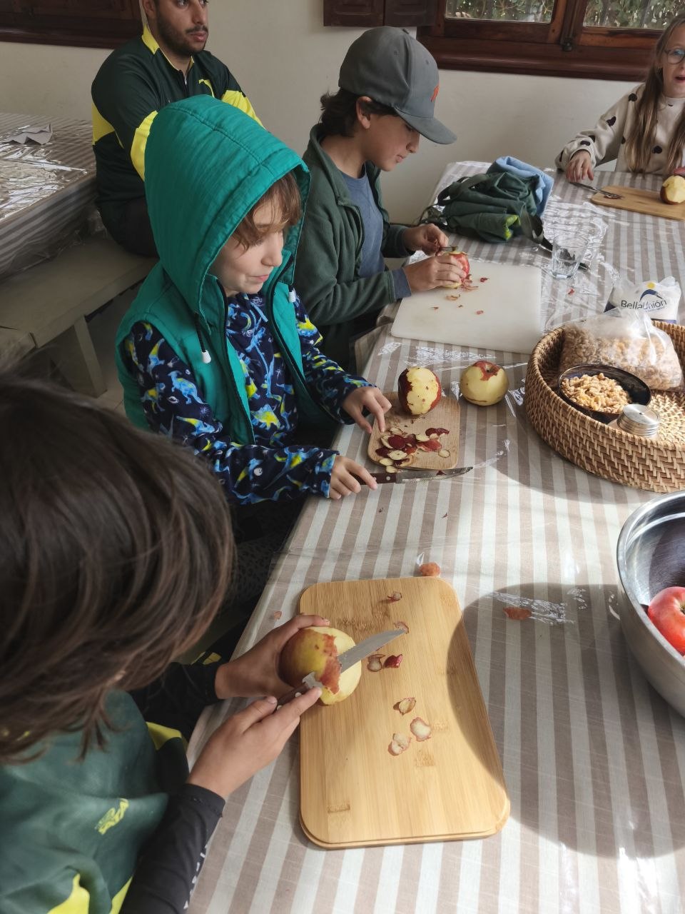 Registro fotográfico de la elaboración de mermelada de manzana y nueces.