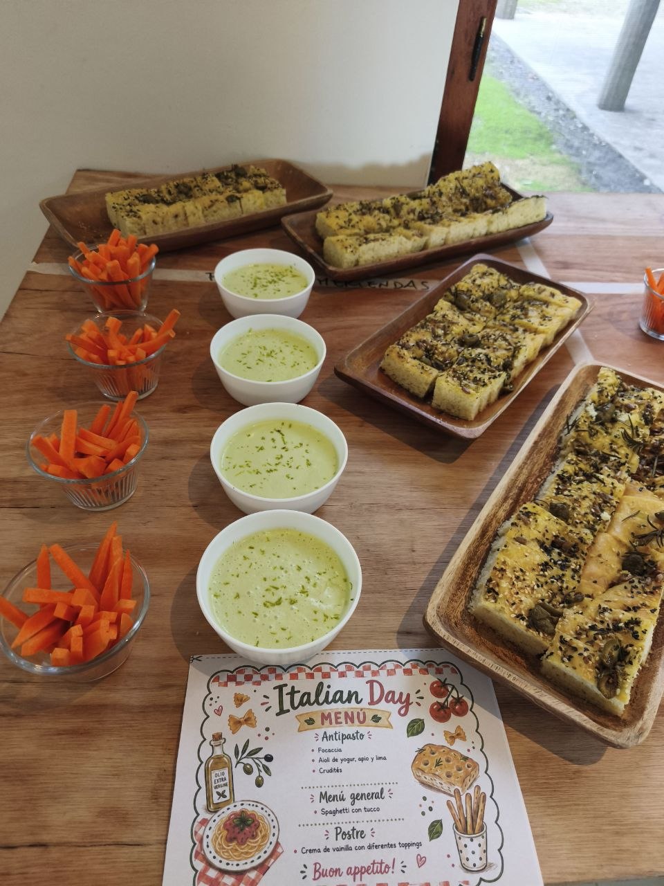 Mesa compartida del Italian Day: focaccia, dip de yogur, apio y lima, crudités y menú de la jornada.