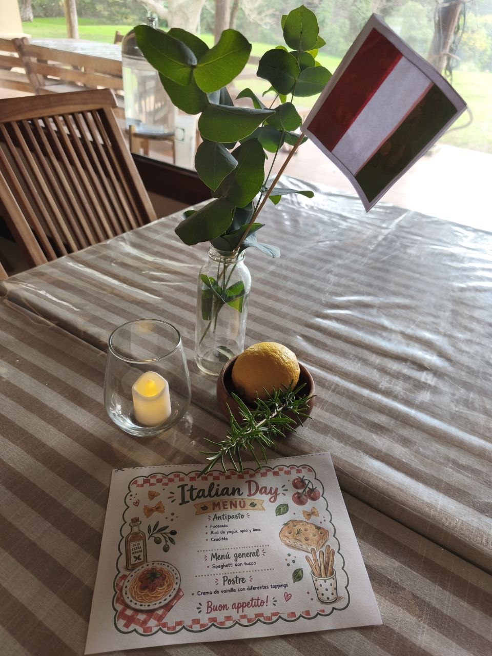 Mesa compartida del Italian Day: focaccia, dip de yogur, apio y lima, crudités y menú de la jornada.