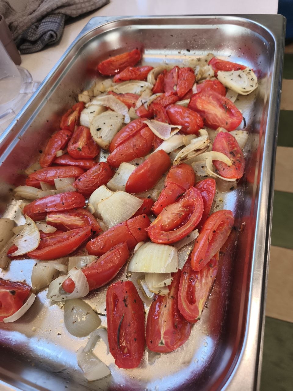 Mesa compartida del Italian Day: focaccia, dip de yogur, apio y lima, crudités y menú de la jornada.