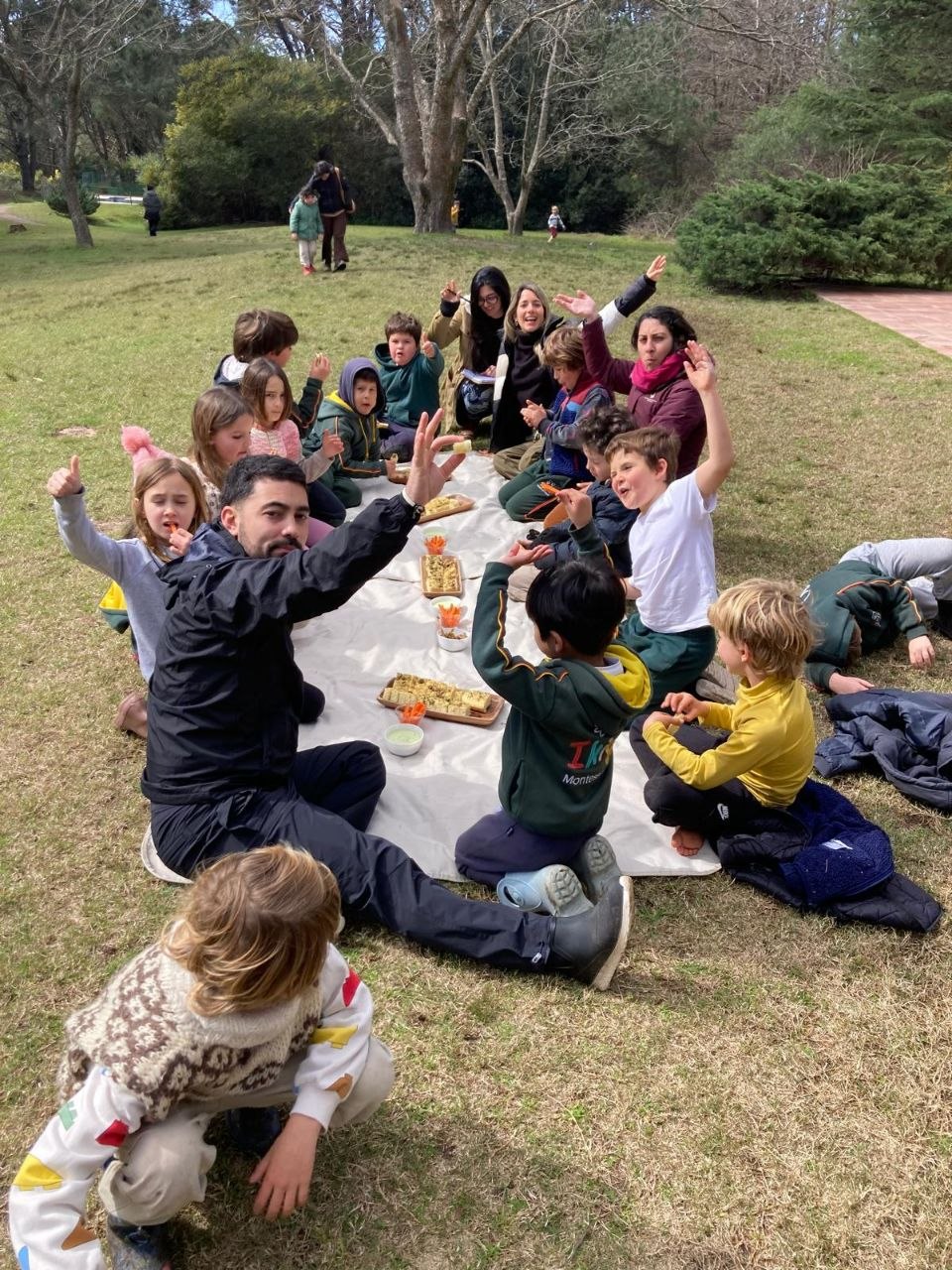 Mesa compartida del Italian Day: focaccia, dip de yogur, apio y lima, crudités y menú de la jornada.